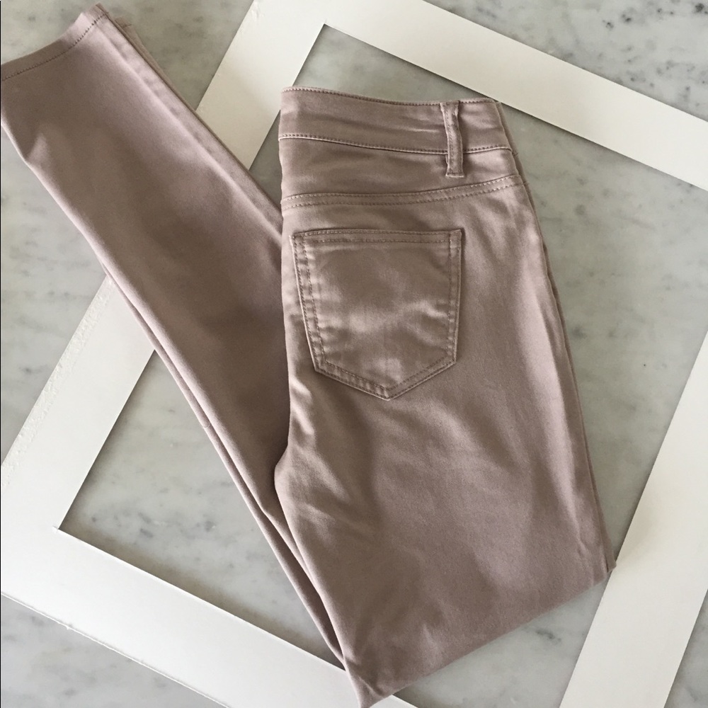 Love Fire blush zipper pocket skinny stretch pant.